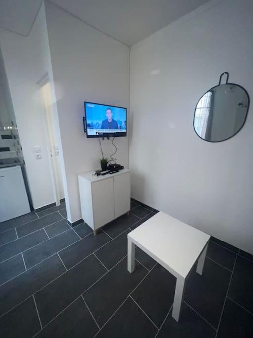Studio Cosy Refait A Neuf Levallois Esterno foto
